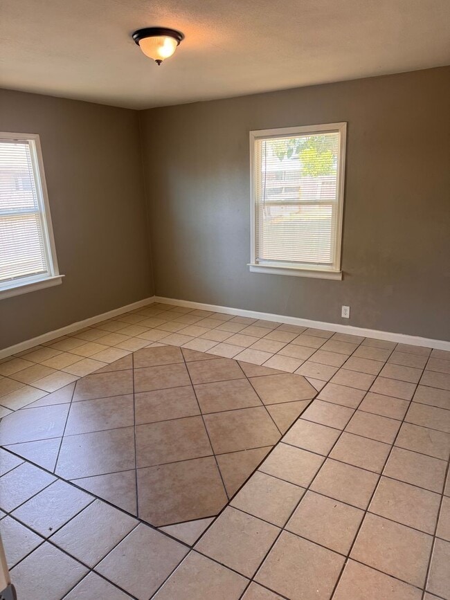 Building Photo - Beautifully Updated 4/2 in Old Fig