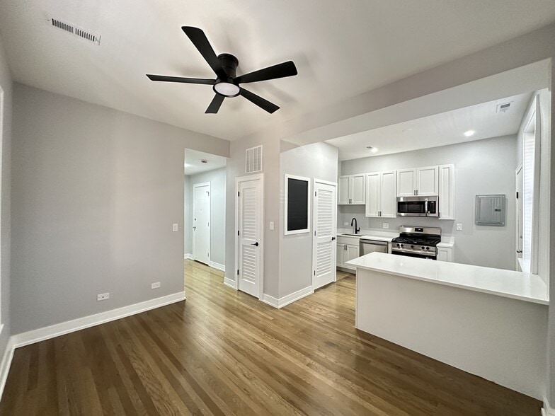 Building Photo - 3842 N Wilton Ave