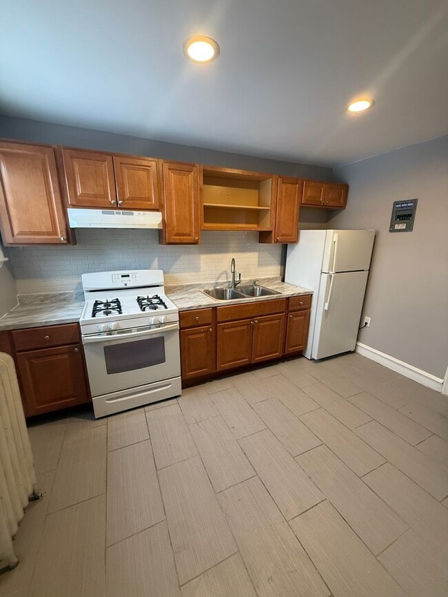 Building Photo - 514 W Champlost Ave