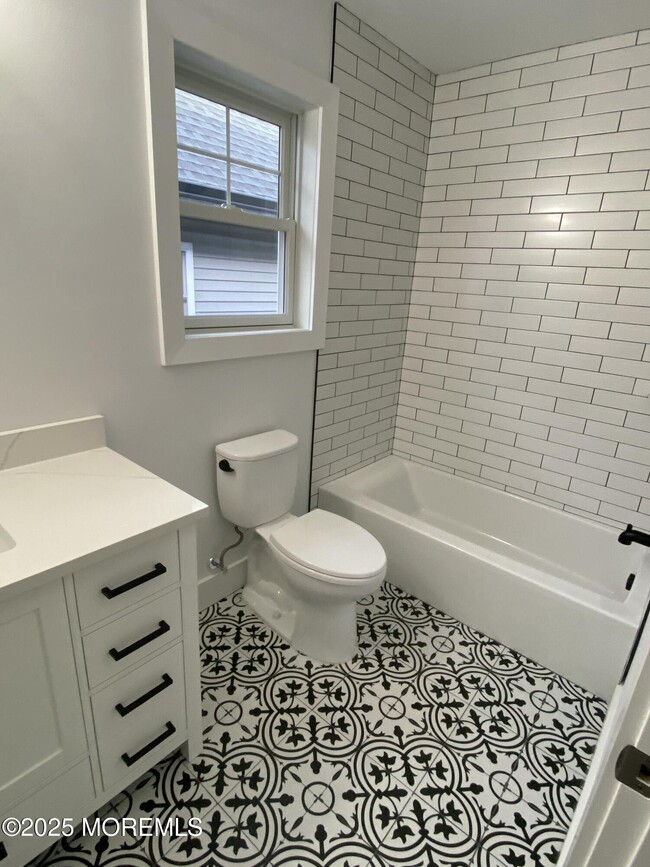 Building Photo - 51 Miller St