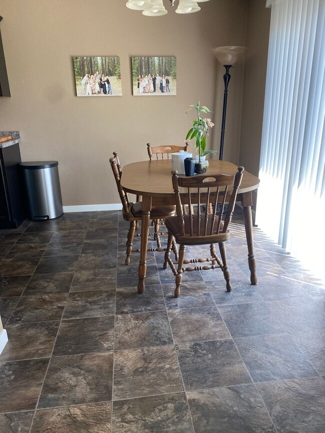 Building Photo - 3 bed 2.5 Bath Twin Home SORRY NO PETS!!