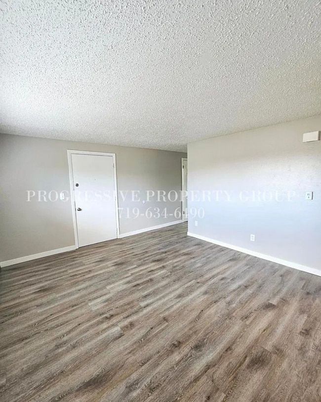 Building Photo - Charming Renovated 2-Bedroom – Includes Utilities | Move In Now – Next Month’s Rent is Waived!