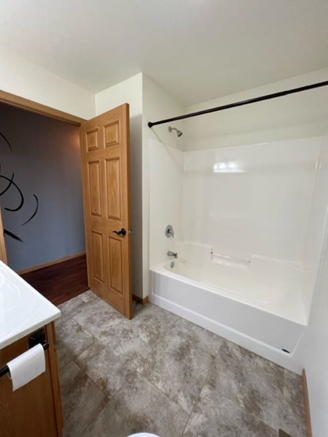 Building Photo - BEAUTIFUL & SPACIOUS 4 BEDROOM/2.5 BATH DU...