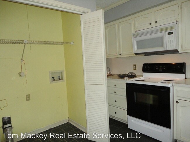 Building Photo - 2 br, 1.5 bath House - 402 LONGWOOD COURT #B