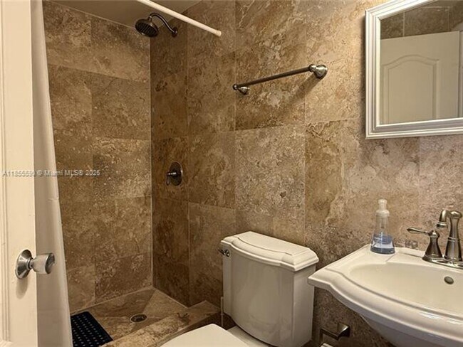Building Photo - 999 Brickell Bay Dr