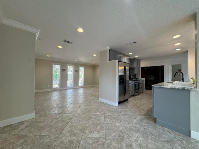 Building Photo - Gorgeous 5 Bedroom Pool Home in Ormond