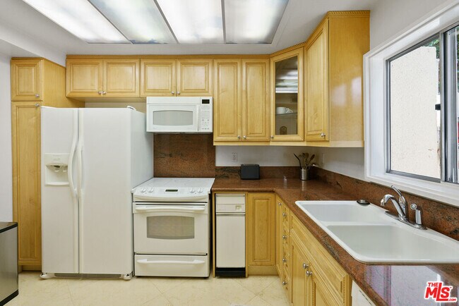 Building Photo - 1131 Alta Loma Rd