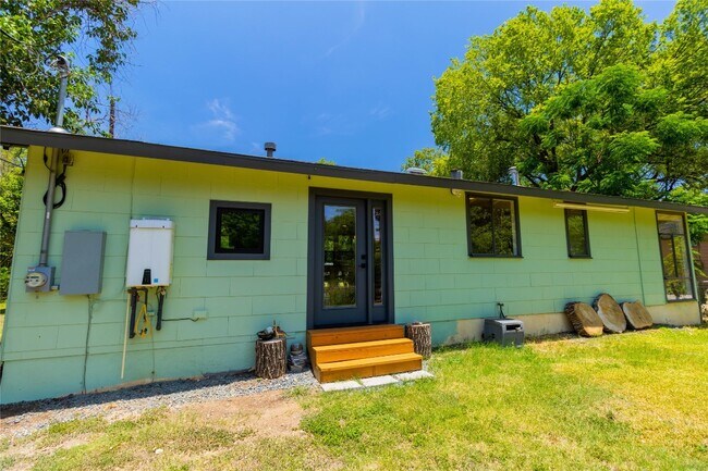 Building Photo - 1423 Broadmoor Dr