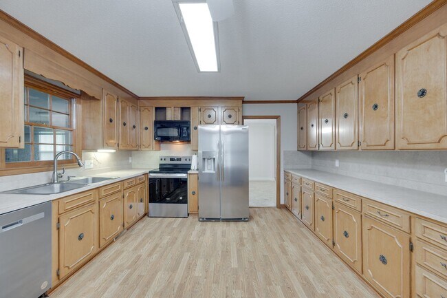 Building Photo - This beautifully maintained Ranch on over an acre of land invites you home to Lancaster, SC.