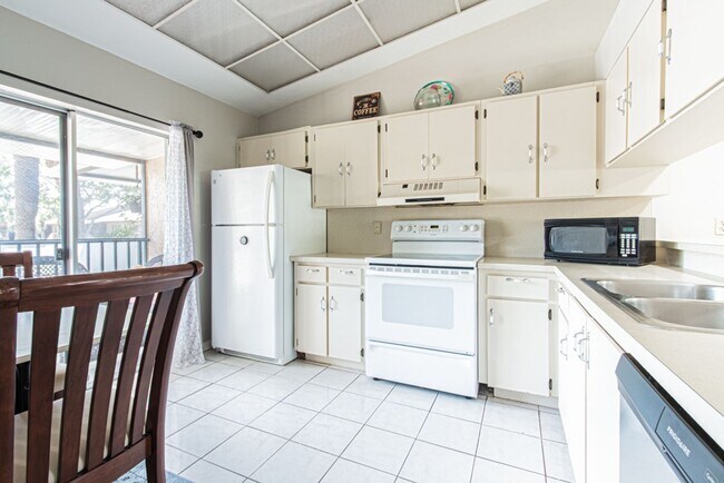 Building Photo - Fully Furnished Naples Condo with Resort-Style Living