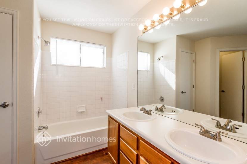 Building Photo - 4992 N Silverlace Dr