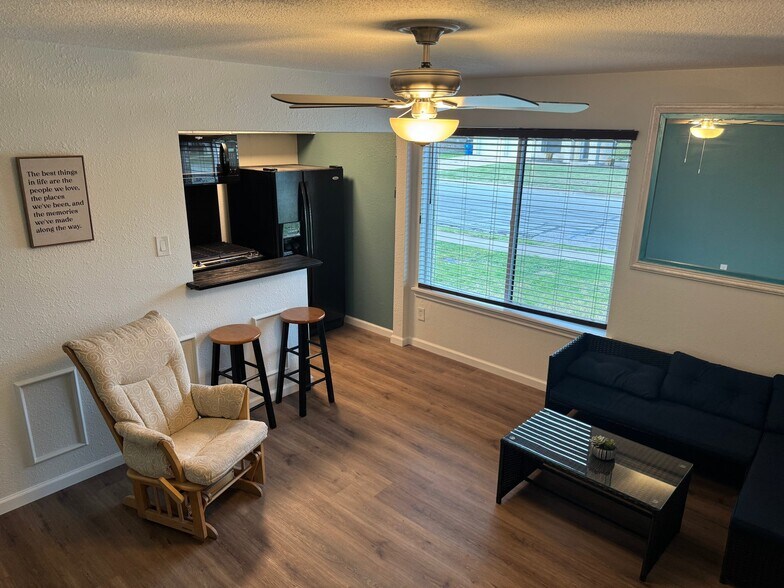 Building Photo - 1123 Disraeli Cir