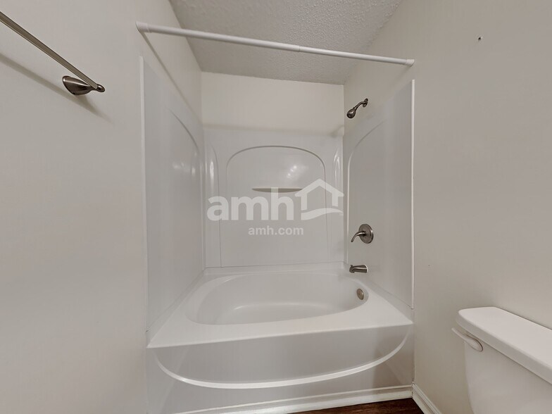 Building Photo - 303 Waylon Dr