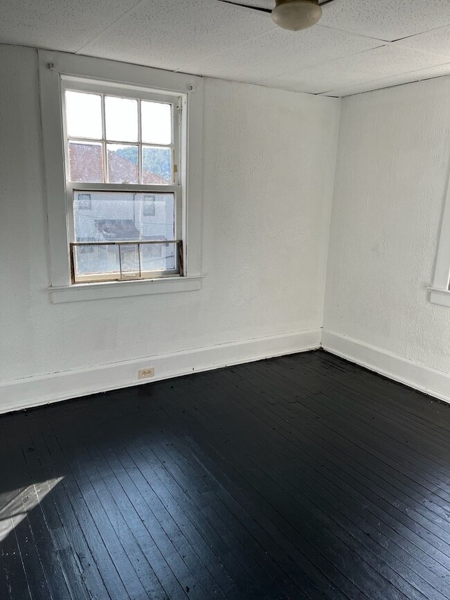 Building Photo - Two Bedroom Townhouse