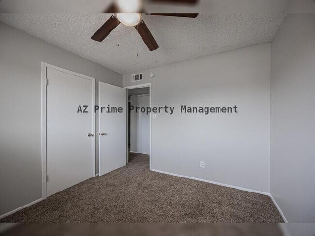 Building Photo - 427 E Malibu Dr