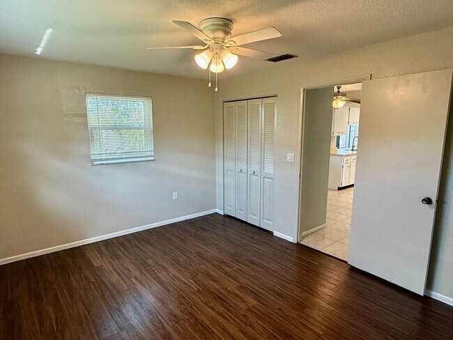 Building Photo - Beautiful Palm Harbor 2/2 Located on Peace...