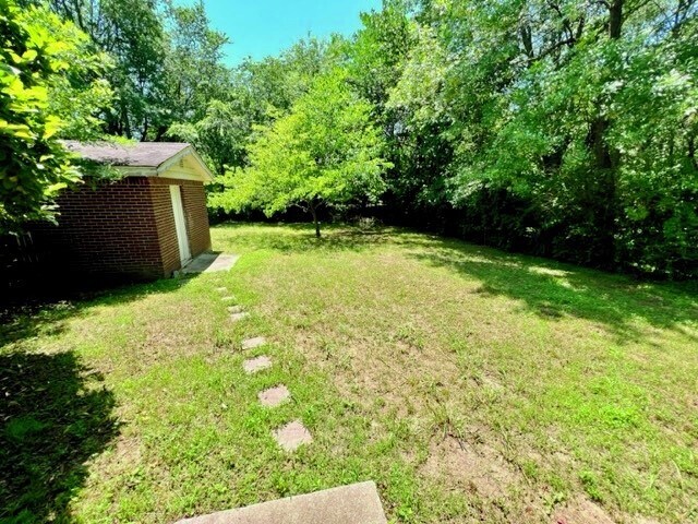 Building Photo - 2011 Helen St