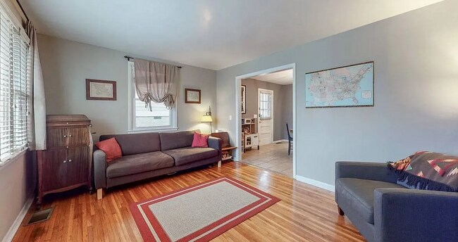 Building Photo - Available early Jan! 3bd/2bth w/fenced yard