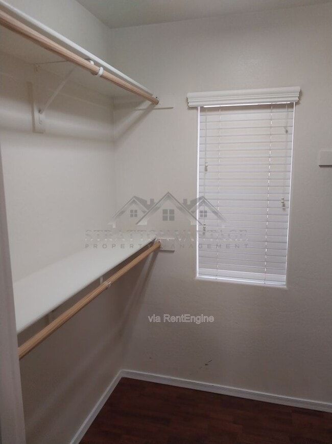 Building Photo - 4685 E Laurel Ave