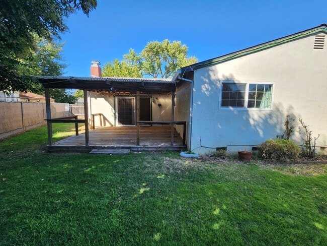 Building Photo - Adorable 4/2 With GREAT Backyard.  Gardene...
