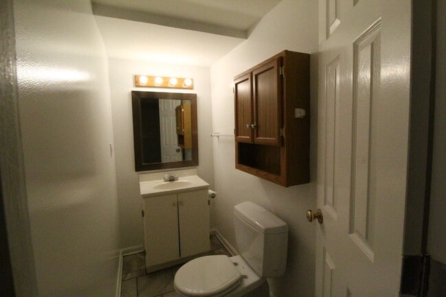 Building Photo - Beautiful 2+ Bedroom 4 Bath Townhome In Ov...