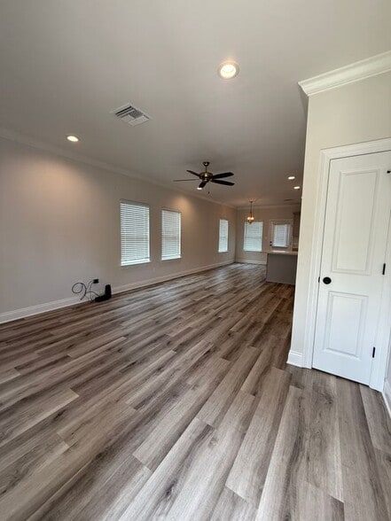 Building Photo - 57415 Oak Ave