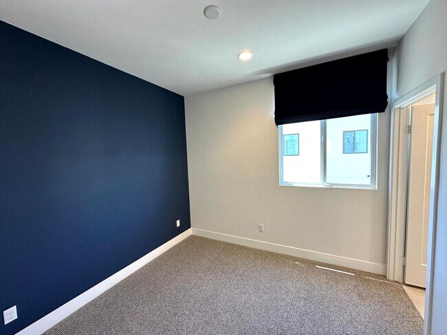 Building Photo - Fantastic 3 Story Townhome - 2 bedrooms - ...