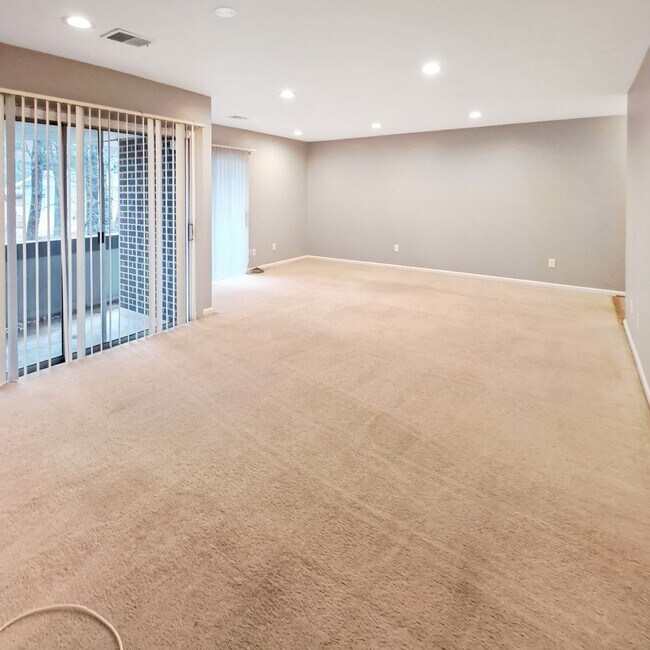 Building Photo - 10244 Prince Pl