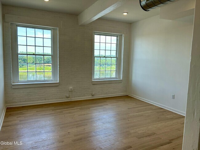 Building Photo - 155 River St