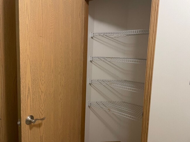 Building Photo - 2 Bedroom 2 Bath - South Fargo - April 1st