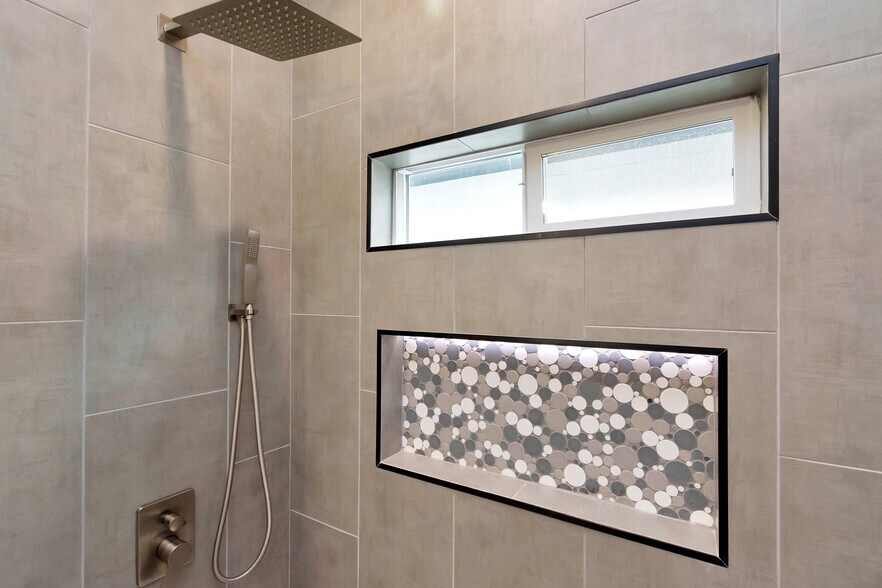 Upstair Guest Bathroom - 4209 New Orleans St