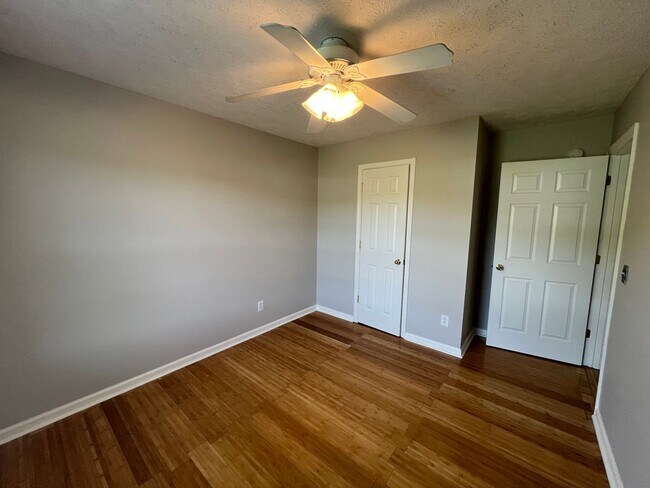 Building Photo - 3 BR 2 Bath home with 2 Car Garage and Hug...