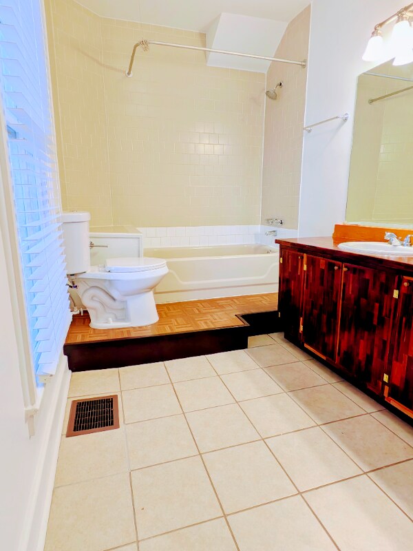 Building Photo - 955 Rogers St