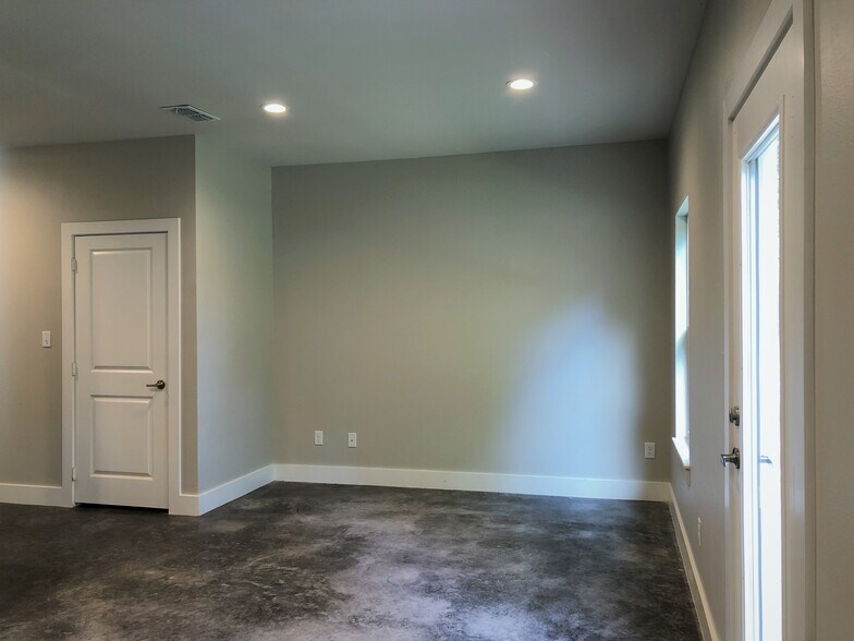 Building Photo - 10685 Brothers Ln