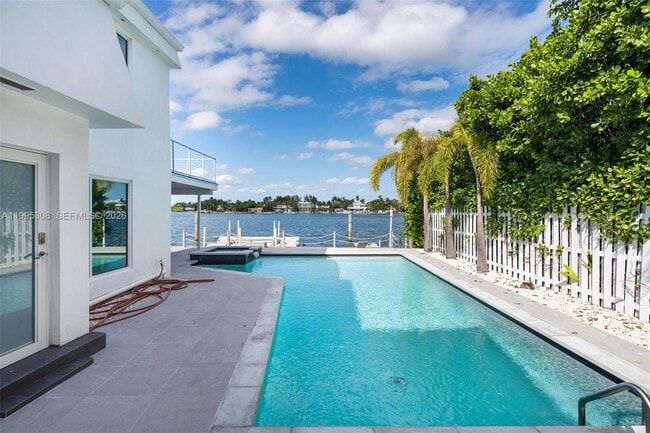 Building Photo - 1055 Stillwater Dr