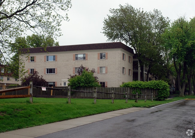 Building Photo - Carriage House West