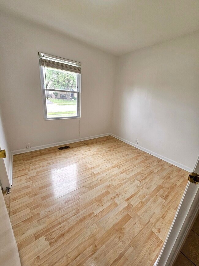 Building Photo - 302 Healy Ave