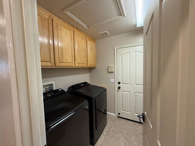 Building Photo - 4-bedroom single story in Sylvan School District!