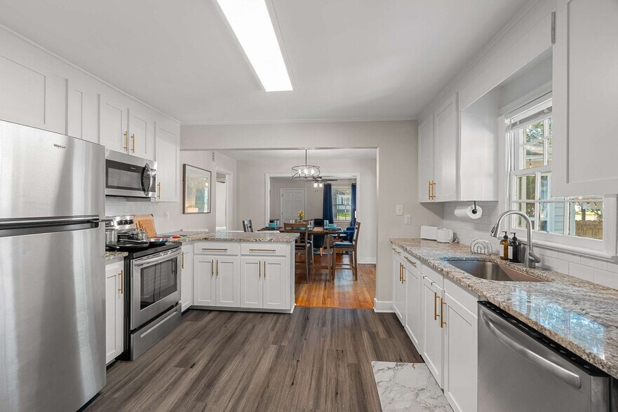 Building Photo - 1707 1st Terrace