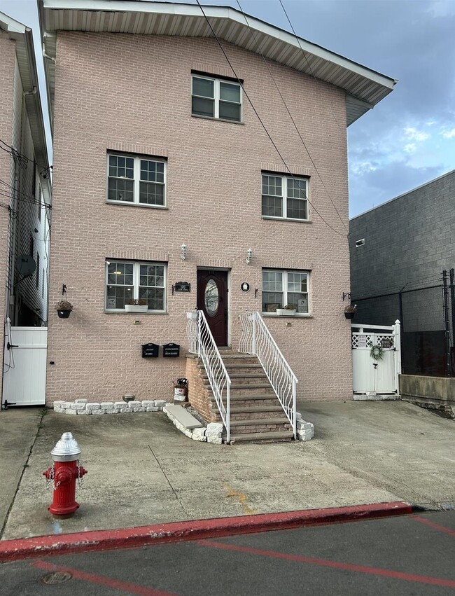 Building Photo - 170 Custer Ave