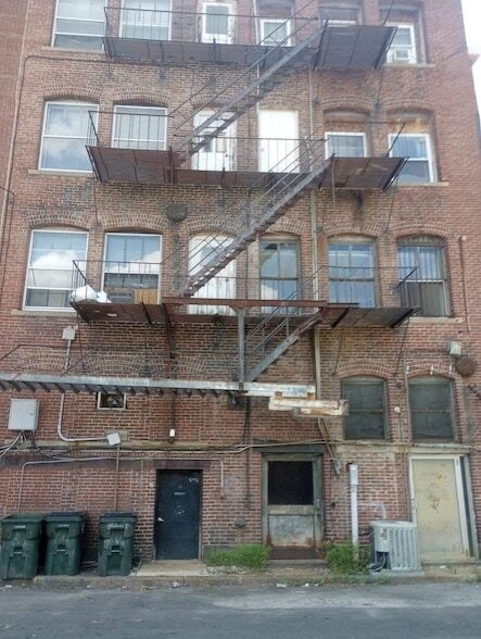 Building Photo - 819 Elm St