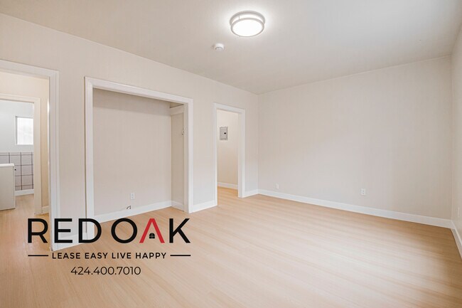 Building Photo - 638 E 82nd St