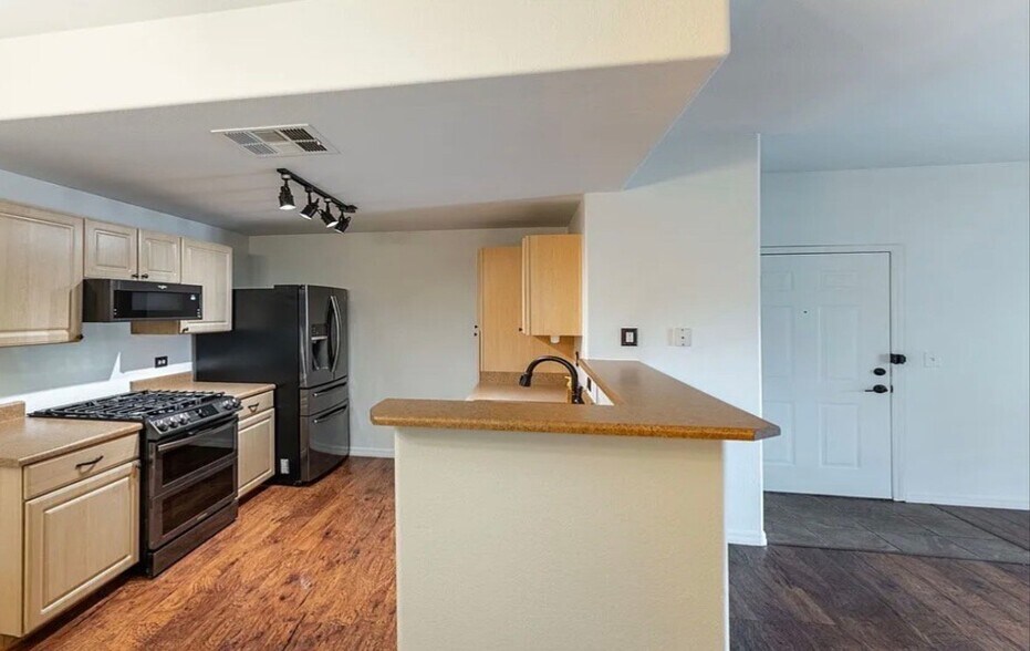 Building Photo - 8250 N Grand Canyon Dr