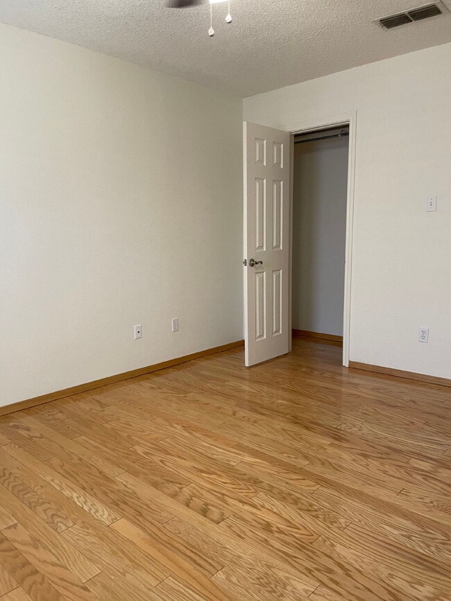 Building Photo - Cute 2 bed/2 bath/2 car garage in a great ...