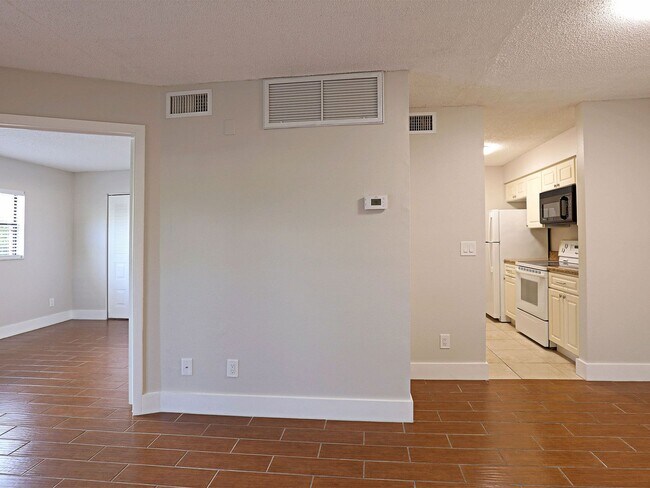 Building Photo - $250 OFF FIRST MONTH RENT!! Affordable & Newly Remodeled 1-Bedroom in the Heart of Fort Myers!