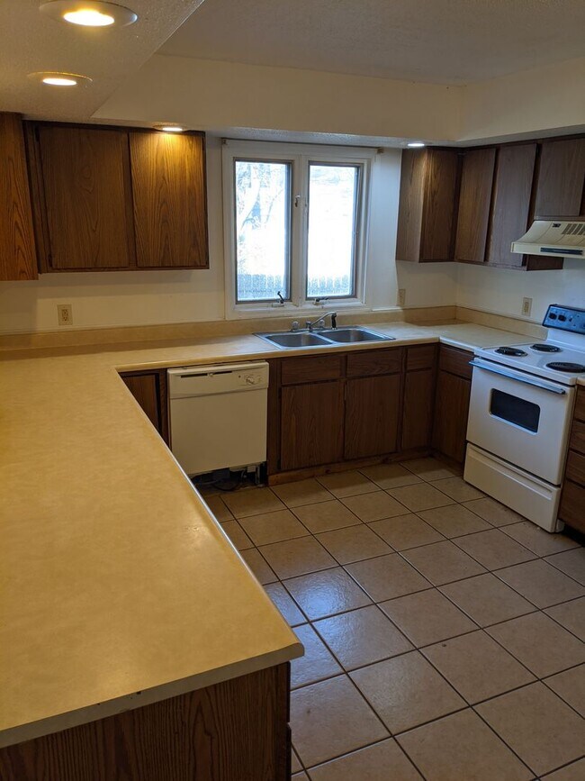 Building Photo - 1709 E Willow Ct