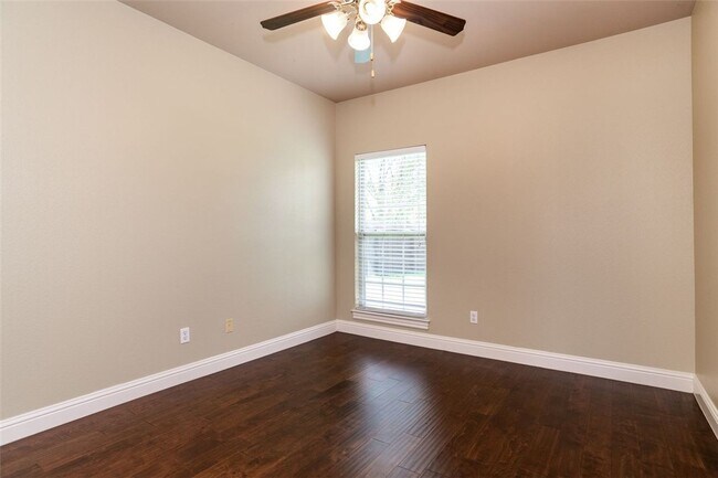 Building Photo - 1201 SW Willowbend Ave