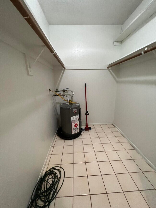 Building Photo - 1050 E Sample Rd