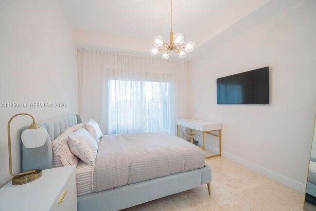 Building Photo - 20000 E Country Club Dr