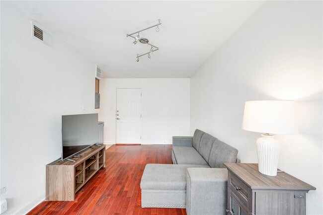 Building Photo - 2020 S Congress Ave